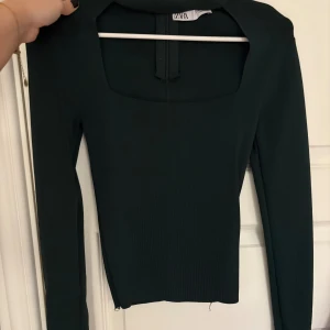 Cut out topp från Zara - Superfin Cut out topp från Zara i mörkgrön