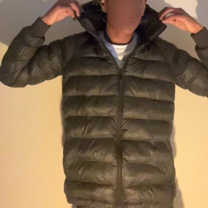 Grön peak performance jacka  - En skön och och varm vinter jacka! Storlek 170cm som S/XS‼️ Ser ut som ny har inte defekter! Ny pris: 2100kr❗️ Skriv om du har några frågor!😊