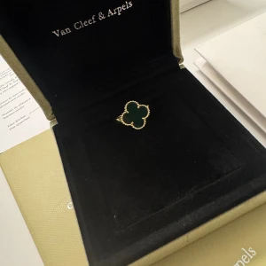 Grön • Van Cleef • Ring • Dam Smycken • Alla Storlekar  - Lägg till Box & Certifikat  300:- (Seperat Annons)  • Kvalitet: Samma kvalité som butik  • Material: Äkta metall (Rostar ej) • Serienummer: Ja (unik märkning) • High-end Detaljer Som Orginal  Beställ Innan 20:00 så postas det samma kväll eller tidigare på dagen. 1-2 dagars frakt. Följ oss gärna på Insta @markes.damsmycken