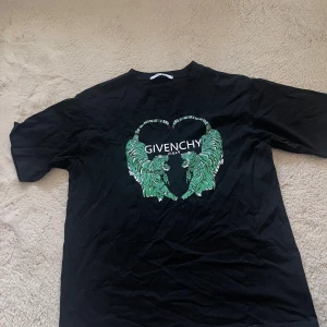 T shirt  - Oanvänd. Storlek L skulle ja säga 