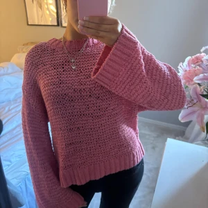 Rosa stickad tröja med vida ärmar - Jätte jätte fin rosa tröja! Använd fåtal gånger! Orginalpris 700 kr 
