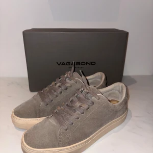 Beige mockasneakers från Vagabond - Snygga sneakers från Vagabond i grå mocka. Har använts fåtal gånger men mest suttit. Skorna är välvårdade och i mycket bra skick. Passar perfekt för dig som gillar Stockholmsstil med en grå touch.