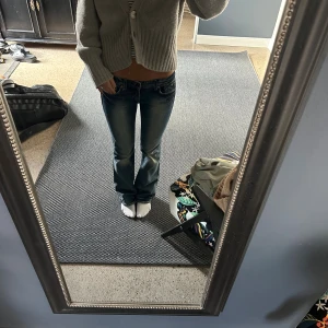 Guess jeans  - Säljer mina jätte cola utsvängda guess jeans som jag köpt second hand,med detaljer på bakfickorna, skulle säga att de är i storlek 34-36 står Tyärr ingen storlek i byxorna!🥰väldigt bra skick 