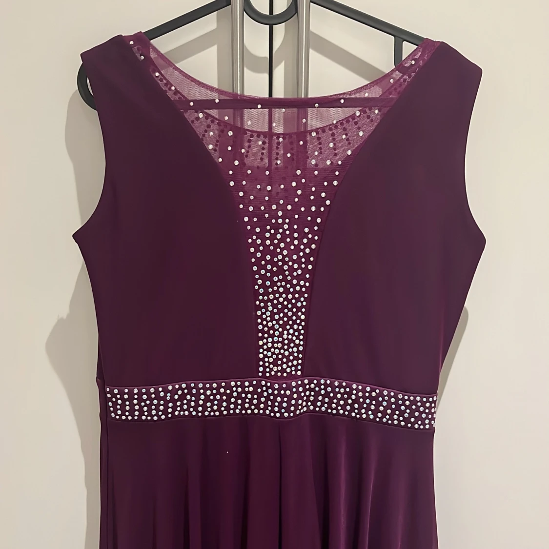 Lång vinröd klänning med paljettdetaljer - 1