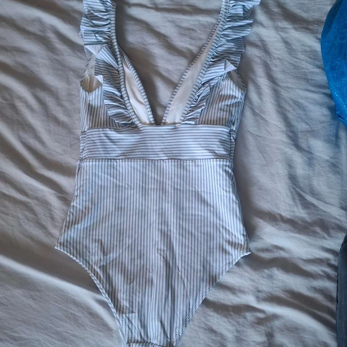 Randig baddräkt med volang från H&M - 1