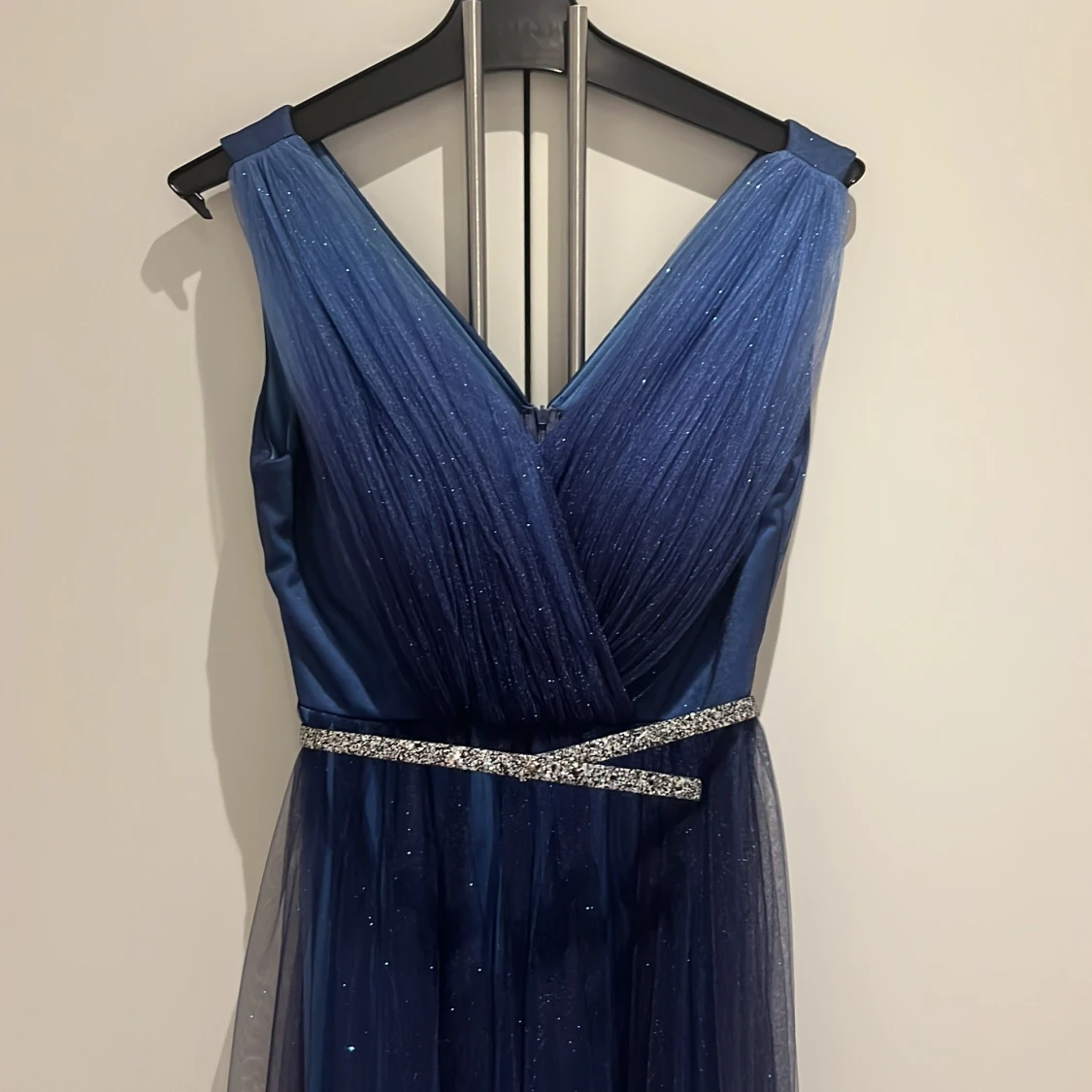 Blå glittrig långklänning med v-ringning - 1