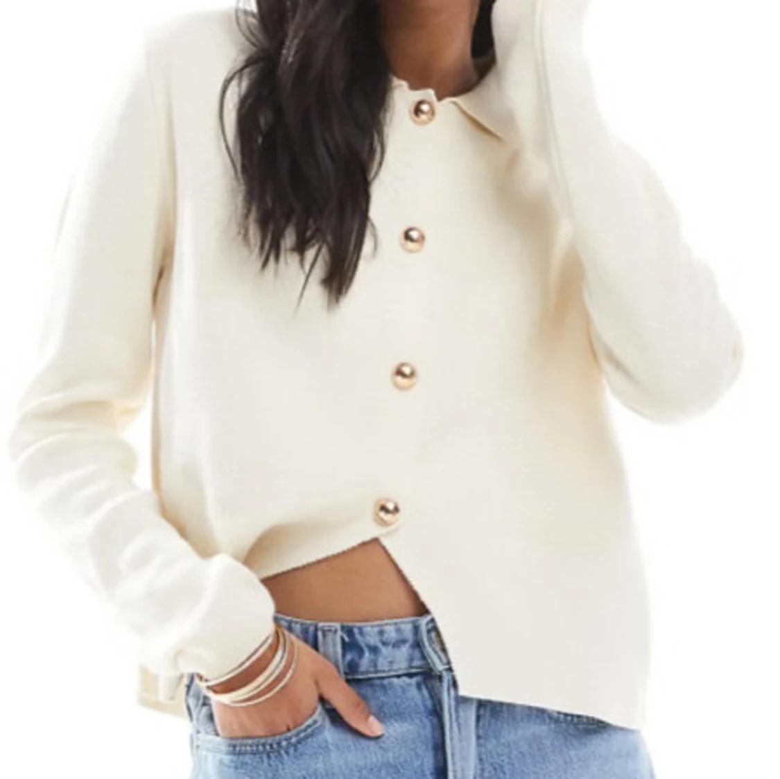 Krämvit kofta med guldknappar - 1