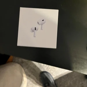 AirPods Pro (2nd generation) with MagSafe Charging Case (USB-C) - Säljer ett par Apple AirPods Pro (2nd generation) med MagSafe-laddningsetui (USB-C). Produkten ser ut att vara i nyskick med originalförpackning och tillbehör. Perfekt för brusreducering och trådlös musikupplevelse.