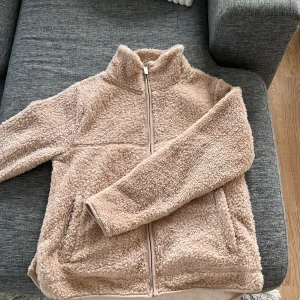 Beige teddyjacka med dragkedja - Använd en gång. Är i ett mycket fint skick!