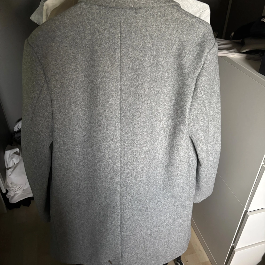 Grå kappa med klassisk krage - 1