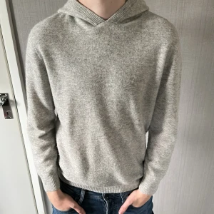 Cashmere hoodie - | Säljer denna cashmere hoodie i   ljusgrå | modellen är 178cm och väger 67kg | kom med prisförslag |