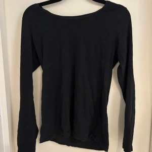 Långärmad tröja  - Svart långärmad tröja 
