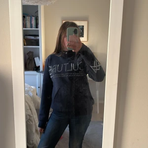 For the culture hoodie - Jätte fin hoodie!!! Alla defekter som jag har hittat är den på bild 4 