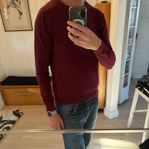 Vinröd stickad tröja  - En skön tröja i storlek small. Hör av er vid frågor vid snabb deal kan pris diskuteras🙌
