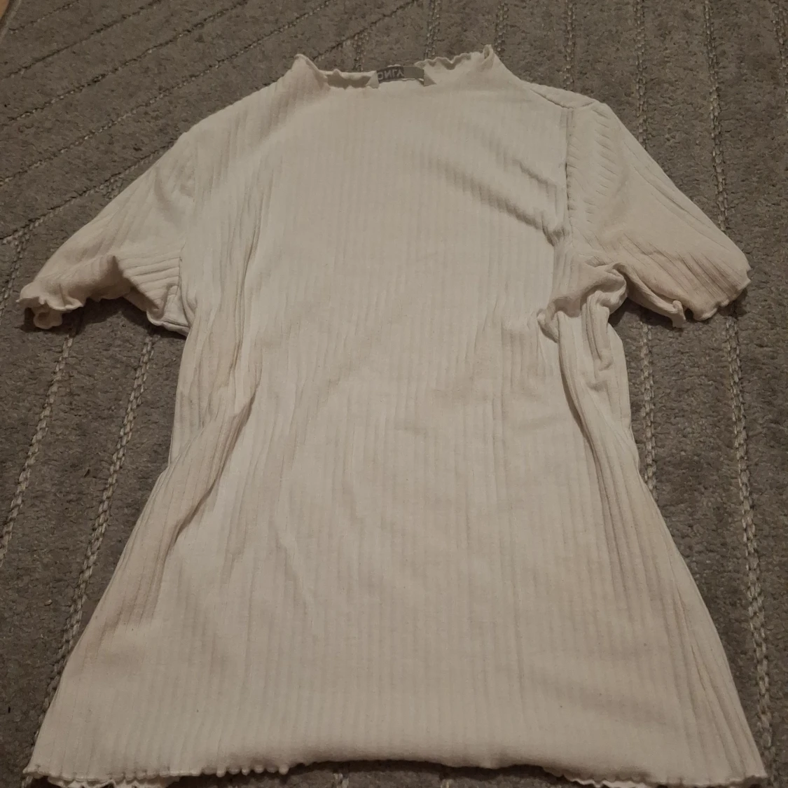 Vit ribbad topp från ONLY