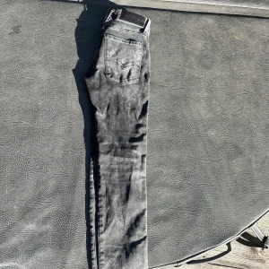 Replay grå slim fit jeans 27/30 - Säljer ett par gråa Replay Anbass jeans med snyggt tvättad look och klassisk femficksdesign. Jeansen är slim fit och raka ben, med Replay-logga på bakfickan. Perfekta för dig som gillar en modern och grich stile. Storlek 27/30 8/10 sckick