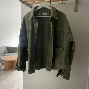 jeansjacka zara - säljer denna populära olivgröna jeansjacka från zara.  jackan är i large då zaras storlekar är så extremt små, passar mig som vanligtvis har s/m. jackan är i fint skick, inga slitningar. 💕