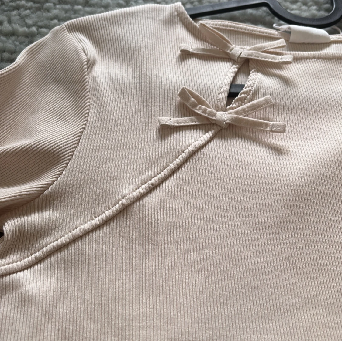 Beige ribbad långärmad topp från Zara - 1