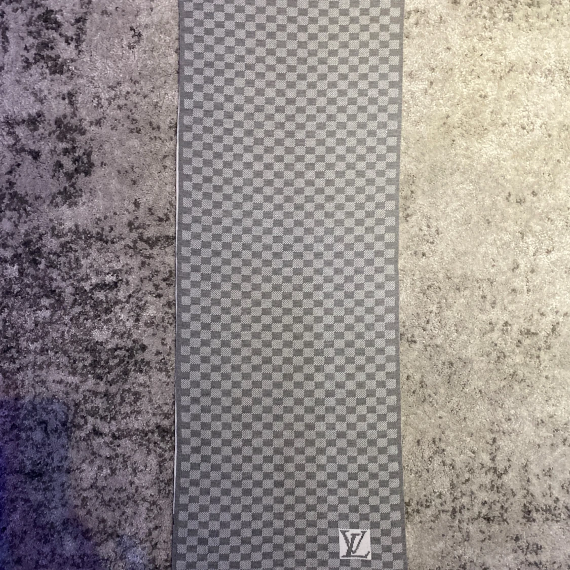 Grå rutig halsduk från Louis Vuitton - 1