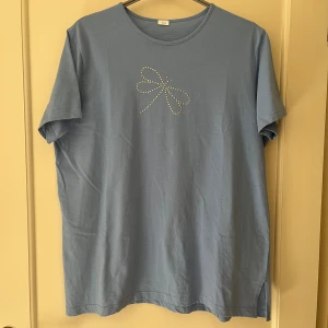 Blå t-shirt med dekoration strl 50/52 - Storlek 50/52.