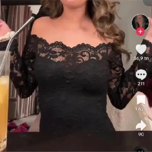 Offshoulder spetsbody  - Såå snygg och trendig Offshoulder spetstopp! Från nelly. Jag är 168 och det är mina bilder, köp via köp nu direkt eller Swish, kvar tills markerad som såld 💖 