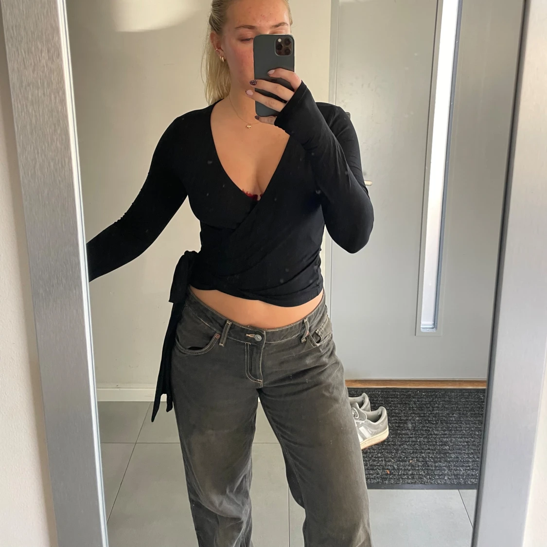 Svart omlottopp från NA-KD - 1