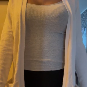 Beige kofta från VILA i stickat material❣️ - Mysig beige kofta från VILA i stickat material. Koftan har öppen front, långa ärmar och två praktiska fickor framtill. Perfekt att slänga över en topp för en chill och stilren look.