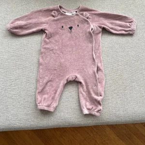 Plyschoverall - Rosa plyschoverall med nallemotiv från mywear baby, storlek 68. Fint skick🌸