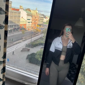 Calvin Klein vindjacka  - Säljer min Calvin Klein vindjacka då den ej kommer till användning. Endast använd 2-3 gånger så är i fint skick. Fler bilder kan skickas om önskas och pris går att diskutera