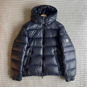 Moncler Maya - Tja! Säljer nu denna sjukt feta Moncler Maya|| Skick 9/10 inga defekter|| Storlek 2 vilket passar dig som har S/M|| Färg Marinblå|| Vid fler frågor eller funderingar är det bara att höra av sig🙌 Allt gott, MolérCloset