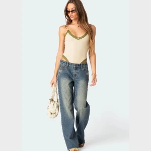 Low rise jeans  - Snygga blå jeans med breda ben. Jeansen har låg midja, ljus tvätt och coola broderade detaljer vid fickorna. Klassisk femficksmodell i denim som ger en avslappnad och trendig look. Från edikted, helt oanvända med prislapp kvar. 