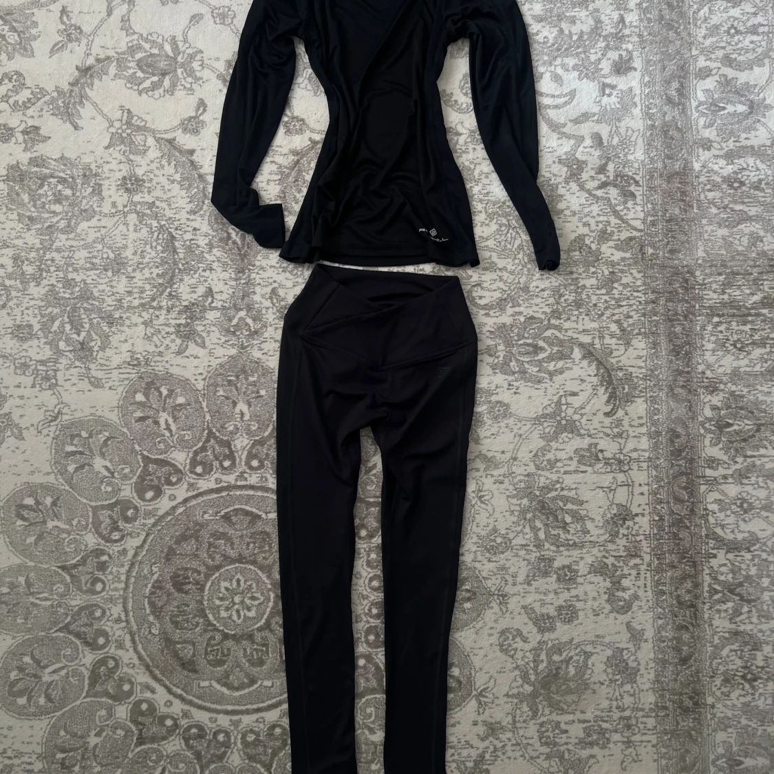 Träningsset - Svarta leggings från Gymshark och träningströja från Ronhill