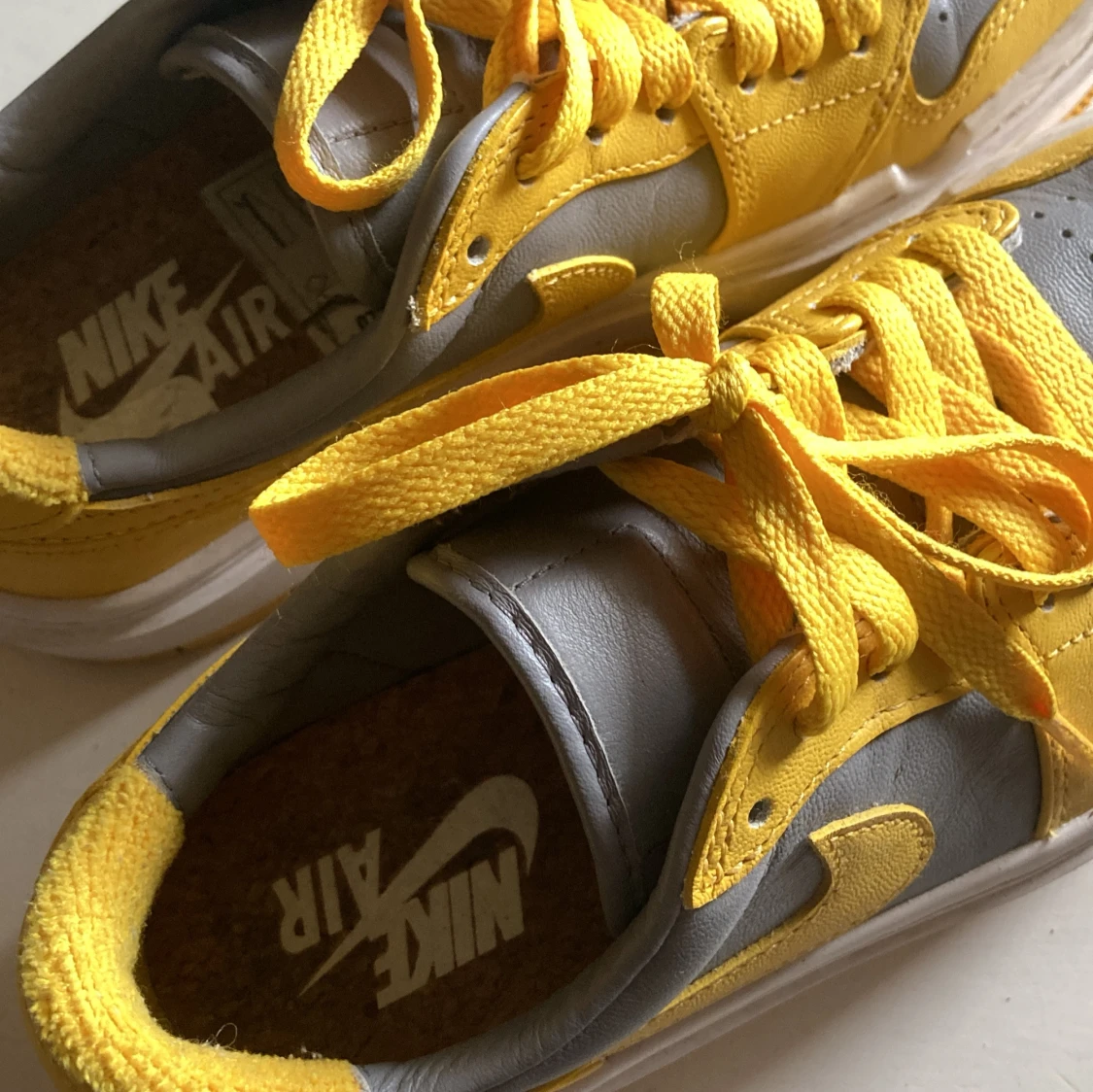 Nike Jordan 1 Low gul och grå - 2