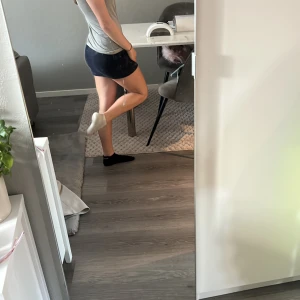 Mörkblå kortkjol i bomull - Säljer en enkel och stilren mörkblå kortkjol i bomull. Kjolen 💗