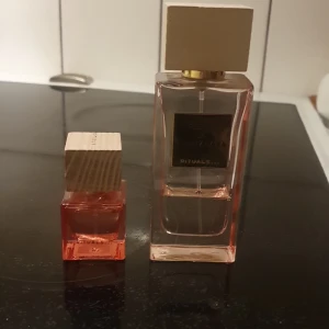 Rituals parfymset i två storlekar - Snyggt parfymset från Rituals med två flaskor i olika storlekar. Perfekt att ha en hemma och en i väskan. Modern design med trälock och stilren look. Rituals Hammam (den lilla 15 ml) är full, och Rituals L'Himalaya (den stora 60 ml) är det 1/3 del kvar. Säljer då jag hittat en ny favorit.