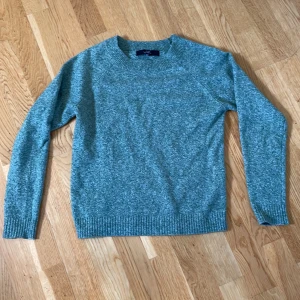 Grön stickad tröja från Vero Moda - Mysig grön stickad tröja från Vero Moda i storlek XS. Tröjan har en klassisk rund halsringning, ribbade muddar och lång ärm. Perfekt för lager-på-lager och chill dagar. Enkel och stilren design som funkar till det mesta.