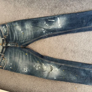 Taylor tweed jeans - Säljer ett par blå jeans med slitningar. Taylor tweed är ett bra märke då kvaliten är mycket bra men man får ju betala bra för kvaliten och märket.