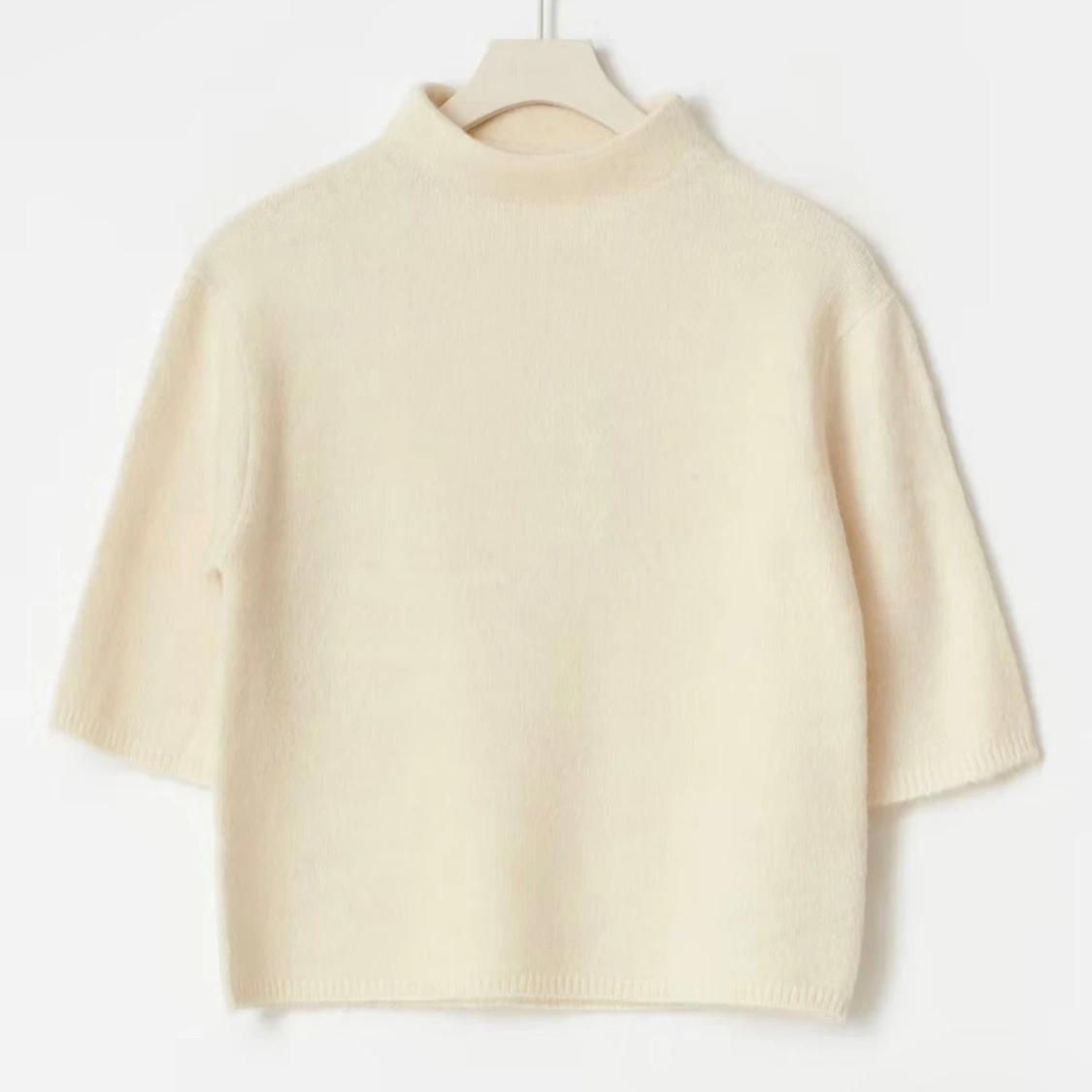 Cremevit stickad tröja från Gina Tricot