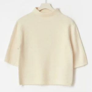 Cremevit stickad tröja från Gina Tricot - Mysig cremevit stickad kortärmad tröja från Gina💕 i fint skick och inga större tecken på användning💕från Gina Young i 158/164 och passar ca xs💕