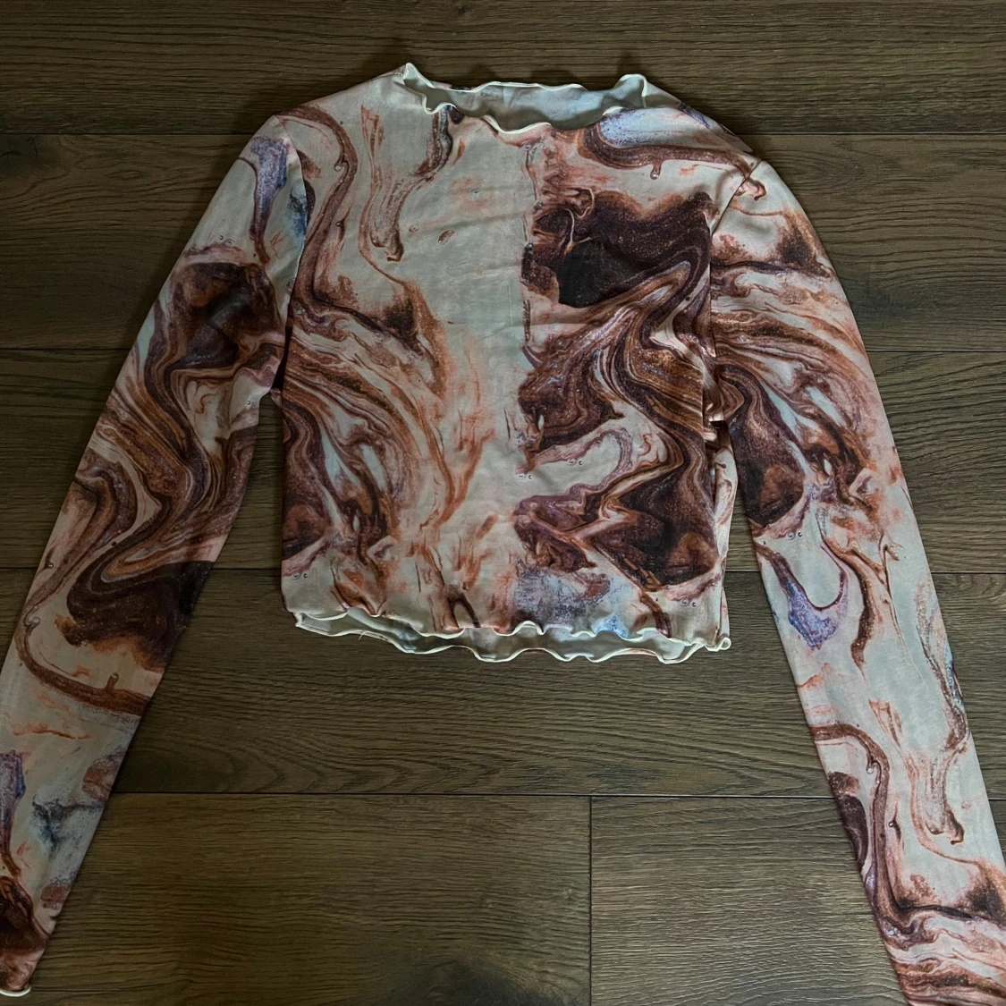 Mesh topp med swirlmönster i brunt