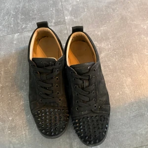 Christian Louboutin  - Säljer dessa loubs, är äkta men är rätt så använda så därför inte så högt pris på dom 