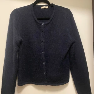 Mörkblå stickad kofta från Gina Tricot - Mysig mörkblå stickad kofta från Gina Tricot. Aldrig använd. 