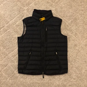 Parajumpers Väst - Säljer tyvärr min mörklblåa Parajumpers väst för att den blivit för liten. Västen är i utmärkt skick och har inga defekter, den är riktigt skön och perfekt nu till de kallare tiderna🥶Nypris: 3-4 tusen, Storlek: S. Bara att höra av dig vid minsta fundering!