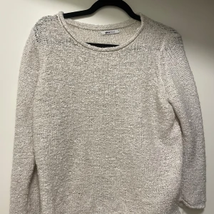 Vit stickad tröja från Gina Tricot - Mysig vit stickad tröja från Gina Tricot i storlek S.