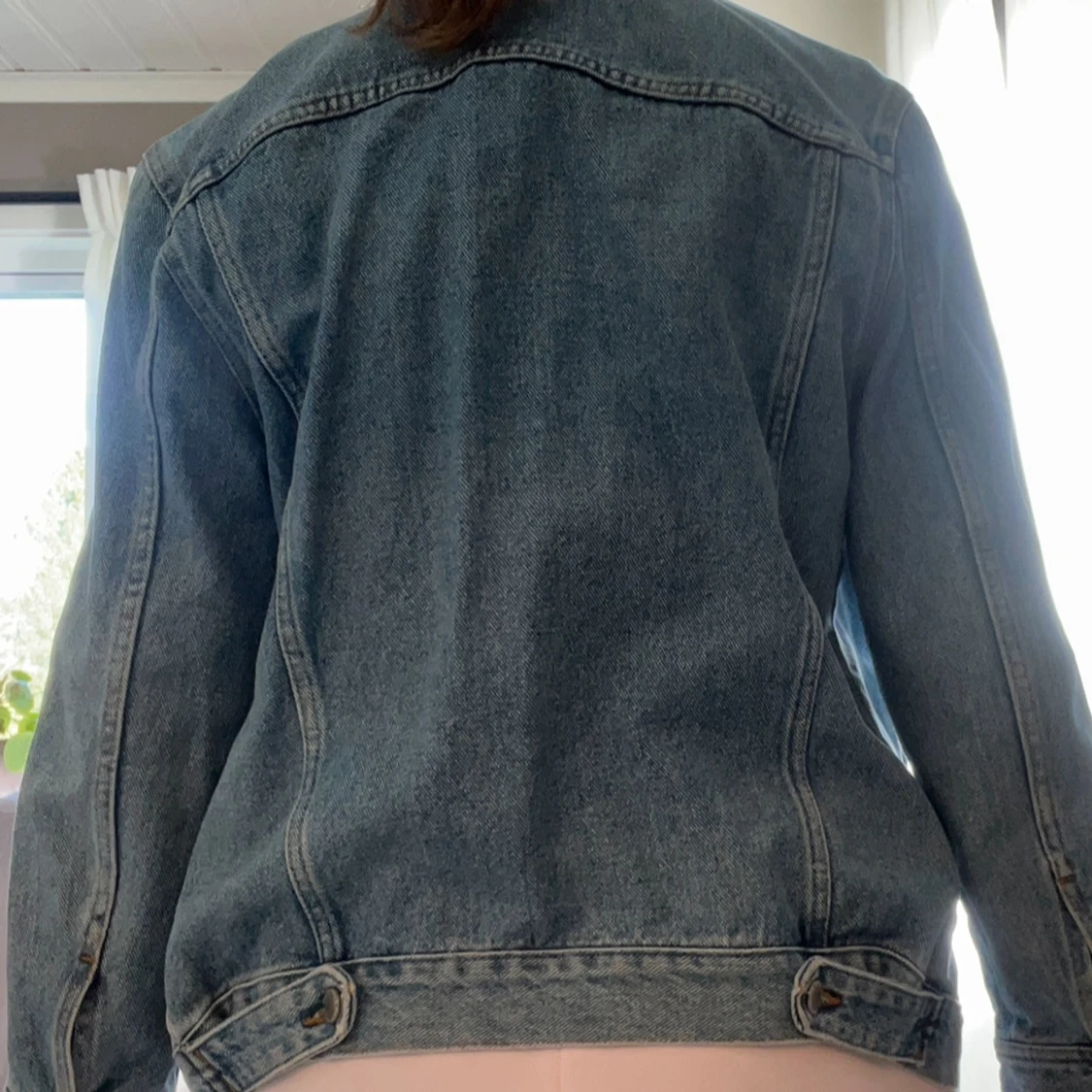 Klassisk blå jeansjacka med knappar - 2