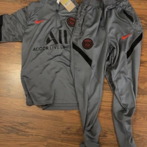 Psg tracksuit från Nike - Säljer ett snyggt set med psg logan på, skriv vid funderingar! Postar samma dag eller dagen efter!