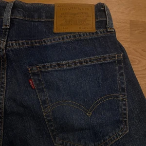 Levi's 502 blåa jeans - Säljer ett par Levi's 502 Premium jeans i klassisk blå denim. Modellen har raka ben, fem fickor och snygga kontrastsömmar. Ikonisk läderpatch bak och röd Levi's-tagg på bakfickan. Perfekta för dig som gillar en tidlös och clean look. W30 L32