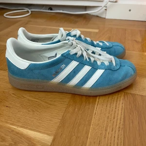 Adidas sneakers - Säljer ett par Adidas München sneakers i blå mocka med vita detaljer. Bara använda ett fåtal gånger 💞🤗