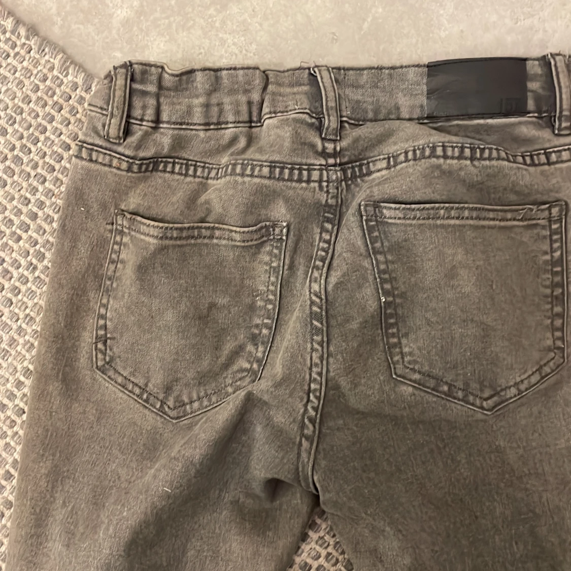 Grå bootcut jeans med svarta detaljer - 2