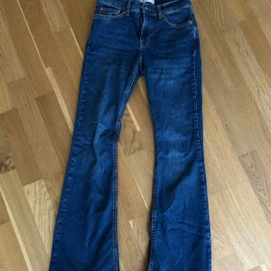 Blå mid/lowwaist flaire jeans från Gina Perfect Jeans - Kan tänka mig att gå ner i pris‼️Snygga blå jeans från Gina Tricot i flaire modell. jeansmaterial. Storlek 34 kan i vissa fall passa 36. Knappt använda. 
